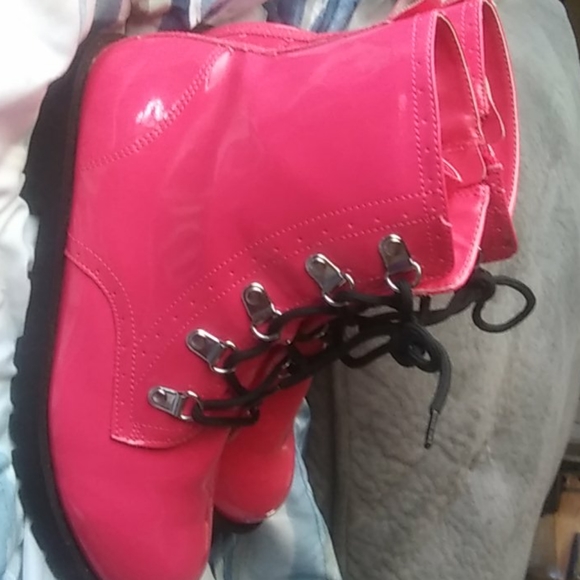 Pair of shoes - Picture 1 of 2